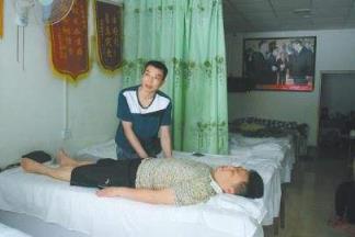 妻子被按摩师玩弄小说,按摩房里回荡着妻子那诱人的呻吟声!