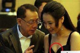 干爹在办公室调教,办公室恋情最生动的写照!