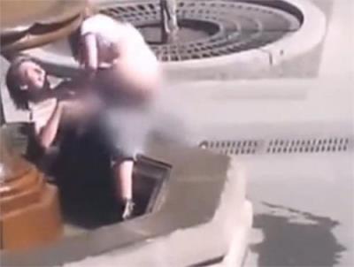 宝贝吃下面香肠，香肠太好听了！