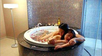 护士你下面夹得我好紧，直接爆发在护士姐姐的身体里！