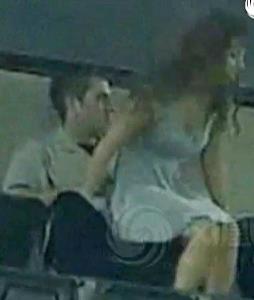 男生摸着女生屁股亲吻，屁股挺翘有弹性！