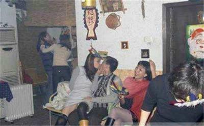 老婆在野外被老外群交,老婆找了4个男人来玩5P!