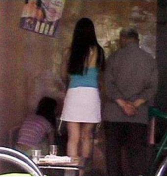 老婆在野外被老外群交,老婆找了4个男人来玩5P!