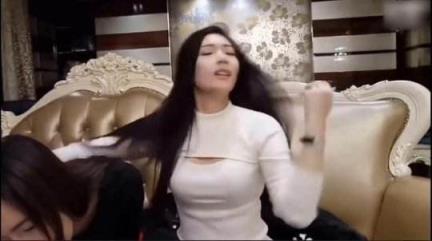 两女互玩bb口述故事,我飞去她的城市对她表白!