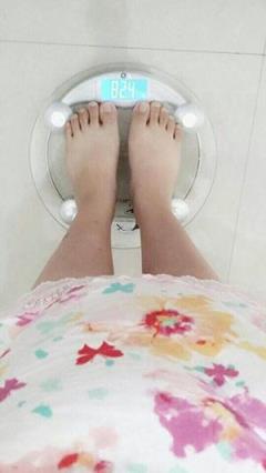 初中女生在床上自卫慰，仿佛有一股电流从脚下向头顶冲！