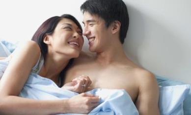 在车上被老板揉捏嗯啊,边唱歌边做爱!