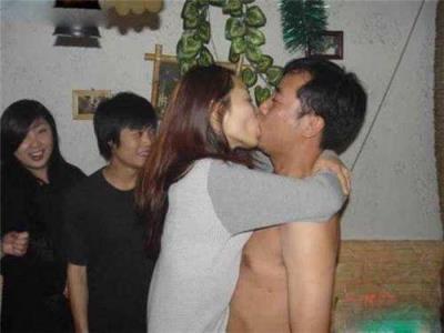 把腿张开多男一女，夜夜3P到天亮！