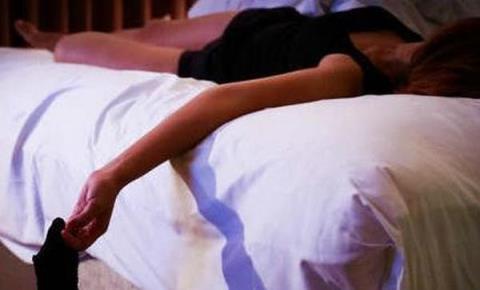 禁品乱欲第79部分，继母醉意浓浓的眼神让我心慌意乱！