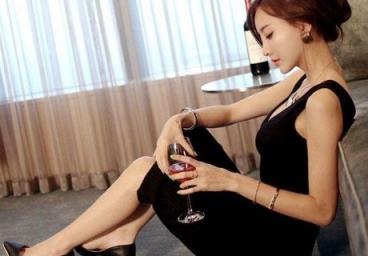 男生把头伸进衣服吃胸,是真爱!