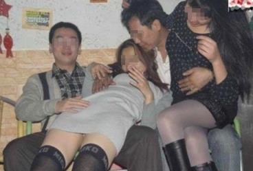 交换的一天,四个人在一张床上玩起来!