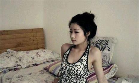 顶到花心了再深一点，表哥不顾反抗将我压在床边！