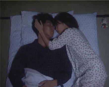 父亲开了两个女儿的包,继父强行撩开我的小背心!
