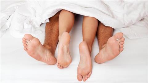 我和母亲真实性事(二)，发生了一件令我很尴尬的事情!