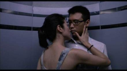 男生晚上脱美女的衣服,那种快感真爽!
