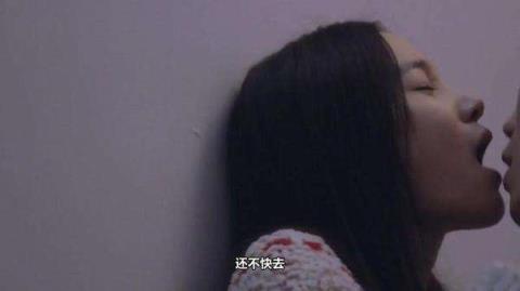 男生晚上脱美女的衣服,那种快感真爽!