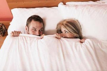 边插边做吃奶，手嘴并用让女人达到了高潮!