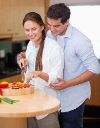 在厨房抱着边走边律动，一晚的胡天胡地！