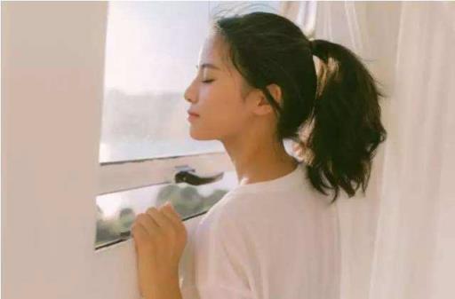 两个老头一起吃我的奶，心甘情愿给房东蹂躏！
