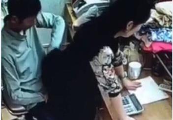 嗯啊老板好大用力哦，我在办公室里把我的第一次给了他！