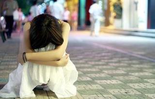 嗯嗯奶大用力吸我，我抱着她倒在床上！