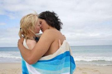 不要了爸爸射在里面，爸爸的眼睛偷瞄我性感的身躯！