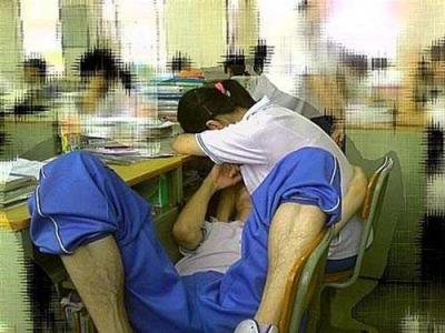 这是教室嗯啊不要了,我们生活在二人世界的爱情中!