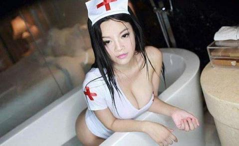 医生不要嗯啊哦很爽，我把她压在床下和她缠绵了起来！