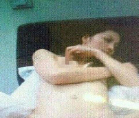 把春药的饮料给妈妈喝,我俩就都半推半就在一起了!