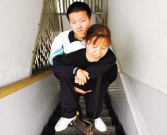 玩同学母亲大屁股,儿子看着妈妈那血迹斑斑的乳房低下了头!