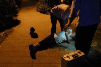 男子撞倒散步老人，比亲儿子照顾得还好