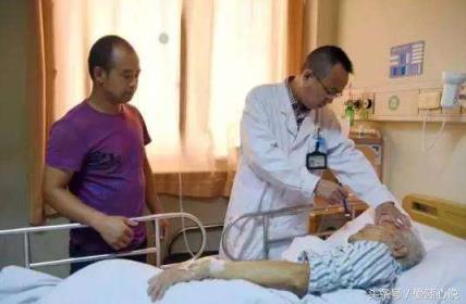 男子撞倒散步老人,比亲儿子照顾得还好