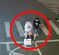 男子殴打卡通交警，飞起一脚将卡通交警踹倒在地