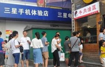 网红饼店雇人排队,花钱买人气的套路