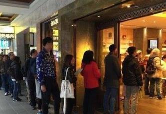 网红饼店雇人排队,花钱买人气的套路