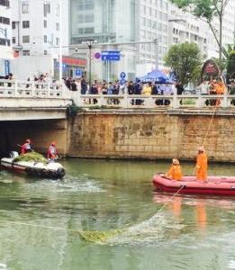 救人小伙遗体找到，昆明人为小伙子哀悼