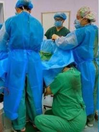 怀孕护士跪地托举，为了保证胎儿呼吸跪地30多分钟