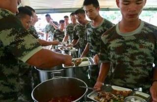 抗洪官兵伙食曝光，同时提供200人热食