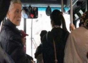 华裔老人遭骂抽打，公交车上红衣女子歧视华人