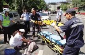 老人横穿马路被撞，只是为了图方便命殒车轮