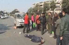 老人横穿马路被撞，只是为了图方便命殒车轮