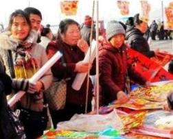 过年摆地摊赚10万，同学都称这名漂亮女生为“校园富豪”