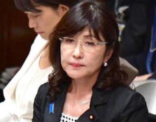 日防卫大臣被问哭,招架不住“机关炮”的追问