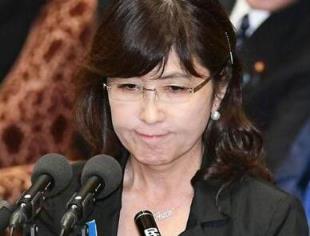 日防卫大臣被问哭，招架不住“机关炮”的追问
