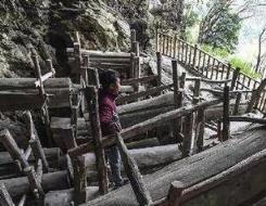 初二学生守棺材洞,再次揭露教育的缺憾和悲哀
