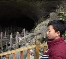 初二学生守棺材洞，再次揭露教育的缺憾和悲哀