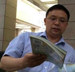 老师纠错教材十年,网友为这位老师的执着点赞