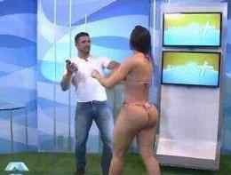 男主持人伸咸猪手，比基尼女模怒扇耳光