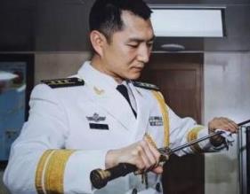 海军首次授剑仪式，被授予人的姓名刻于剑刃之上
