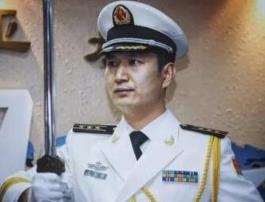 海军首次授剑仪式，被授予人的姓名刻于剑刃之上