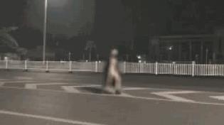 南宁女大学生裸奔，公共场所故意裸露身体拘留五天